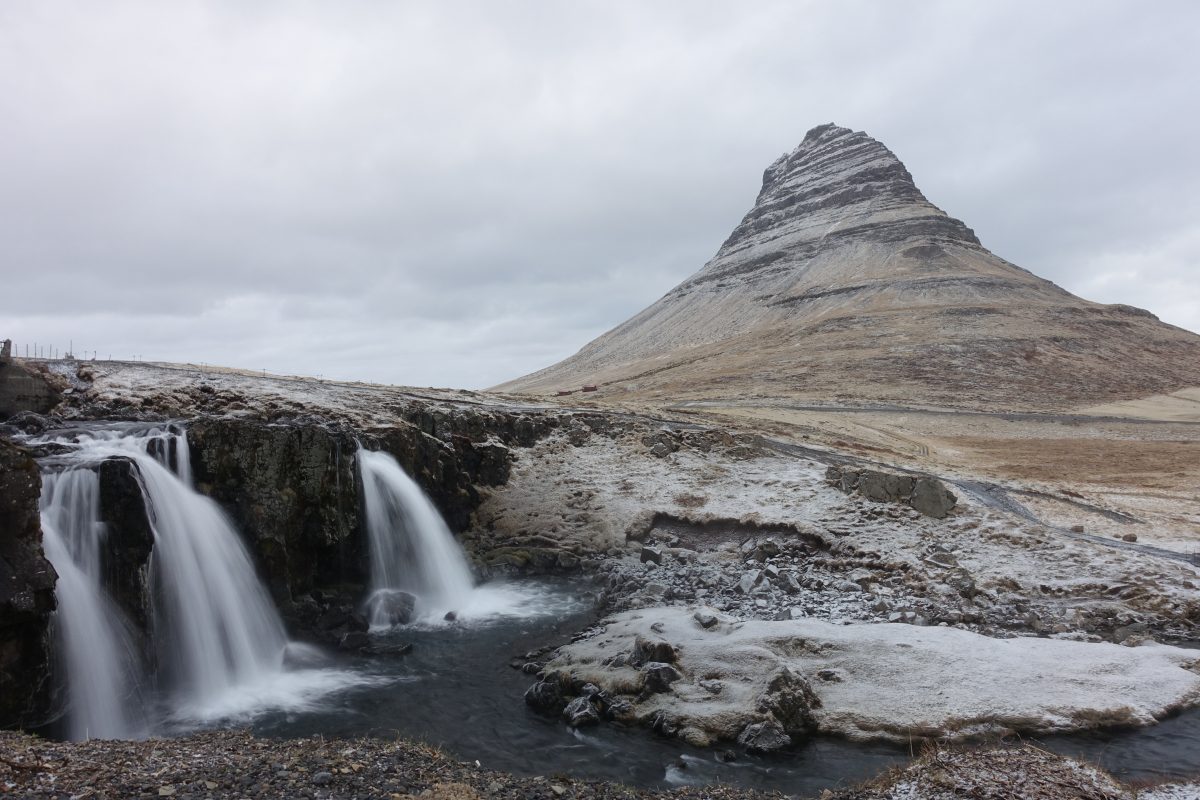 Fjorde und Berge im Schnee